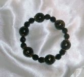 Pulseira preta com detalhes dourado