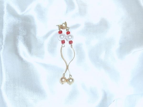 Brinco dourado  pérola