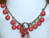 Pulseira em com detalhes na cor vermelho