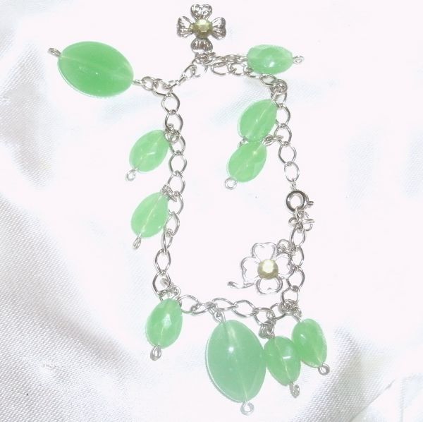 Pulseira  prateada com detalhes em Murano verde