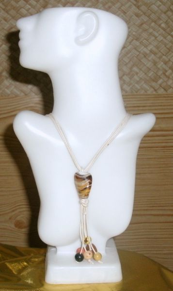 Colar em fio  branco com pingente amarelo em murano